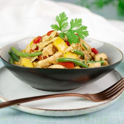 Die asiatische Gemüsepfanne mit Hähnchen und Sesam ist Low Carb und glutenfrei.