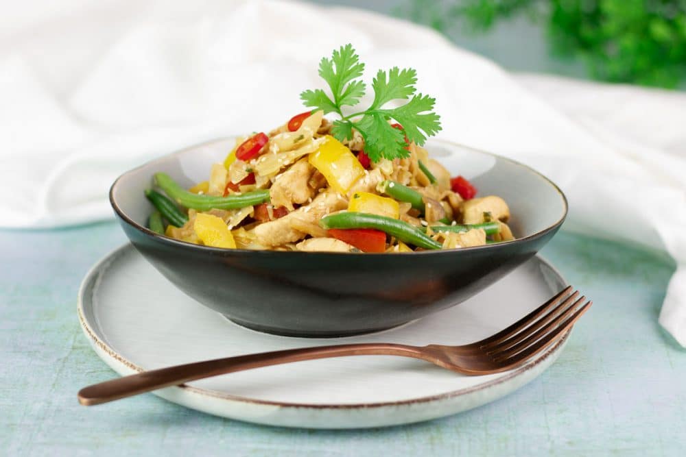Die asiatische Gemüsepfanne mit Hähnchen und Sesam ist Low Carb und glutenfrei.
