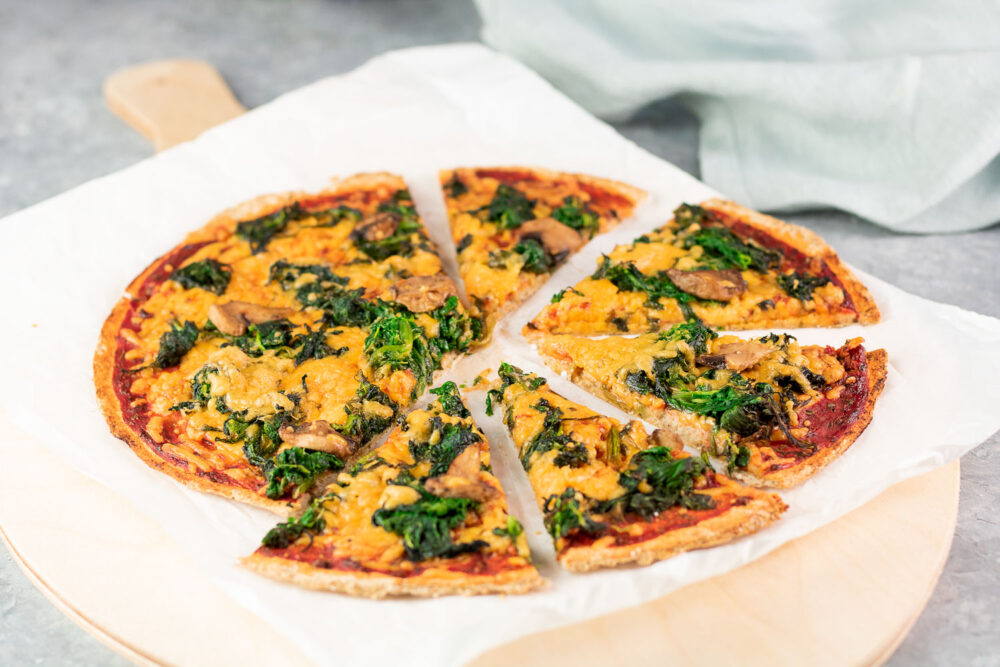 Die Chia-Samen-Pizza ist eine lecker Pizza ohne Kohlenhydrate, ohne Gluten, ohne Milchprodukte und somit vegan!
