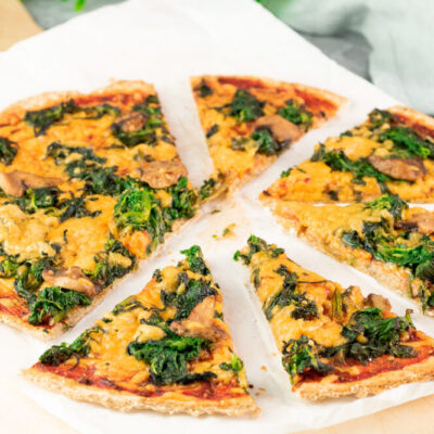 Die Chiasamen-Pizza ist eine lecker Pizza ohne Kohlenhydrate, ohne Gluten, ohne Milchprodukte und somit vegan!