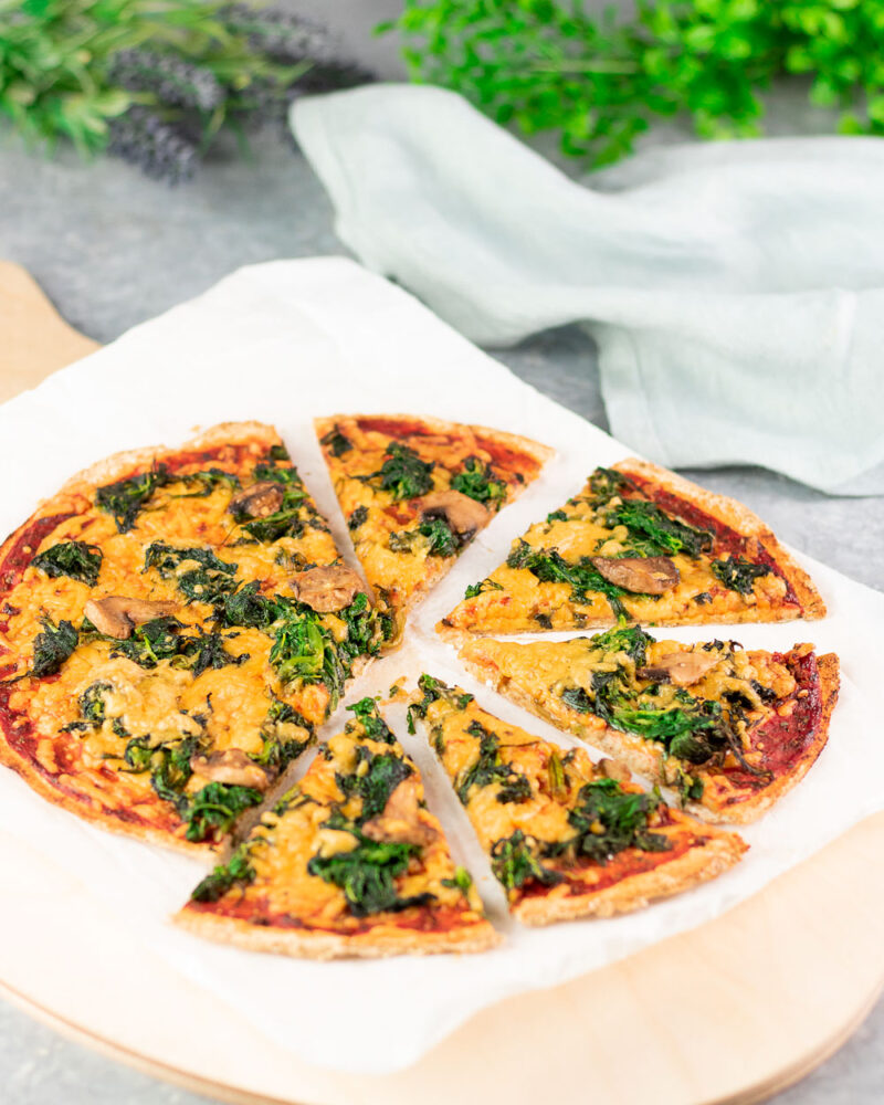 Die Chia-Samen-Pizza ist eine lecker Pizza ohne Kohlenhydrate, ohne Gluten, ohne Milchprodukte und somit vegan!