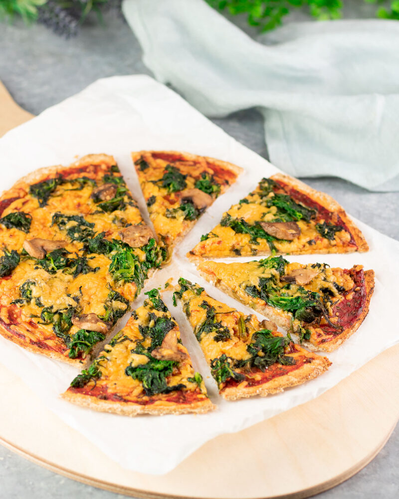 Die Chiasamen-Pizza ist eine lecker Pizza ohne Kohlenhydrate, ohne Gluten, ohne Milchprodukte und somit vegan!