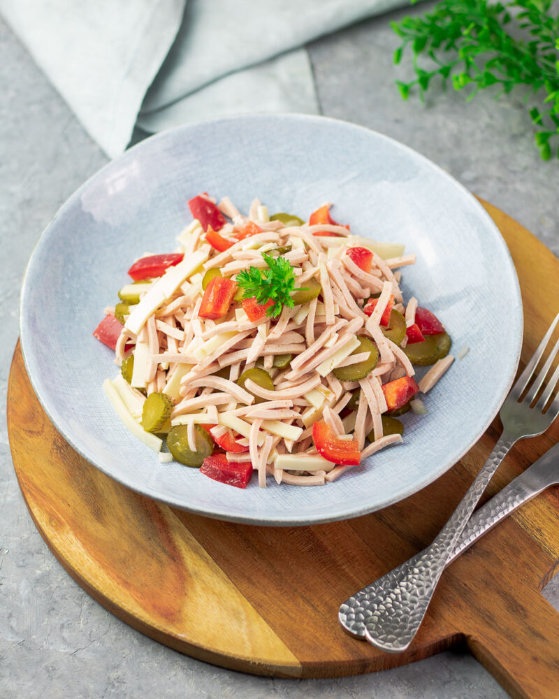 Wurstsalat mit Käse, saure Gurken und Paprika | Low Carb und Lecker!