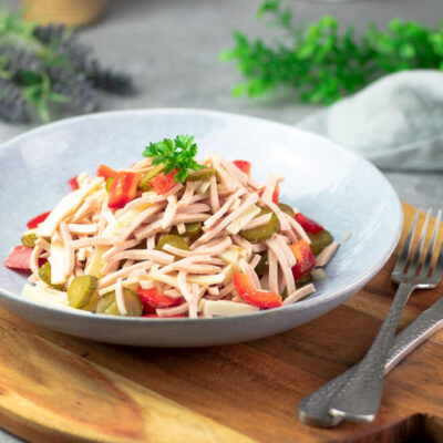 Der Wurstsalat ist perfekt für den Sommer und auch noch Low Carb!