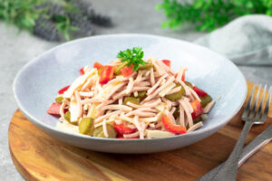 Der Wurstsalat ist perfekt für den Sommer und auch noch Low Carb! Mittagessen ohne Kochen
