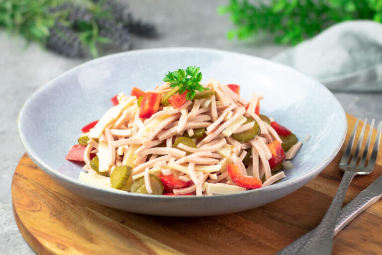 Der Wurstsalat ist perfekt für den Sommer und auch noch Low Carb! Mittagessen ohne Kochen