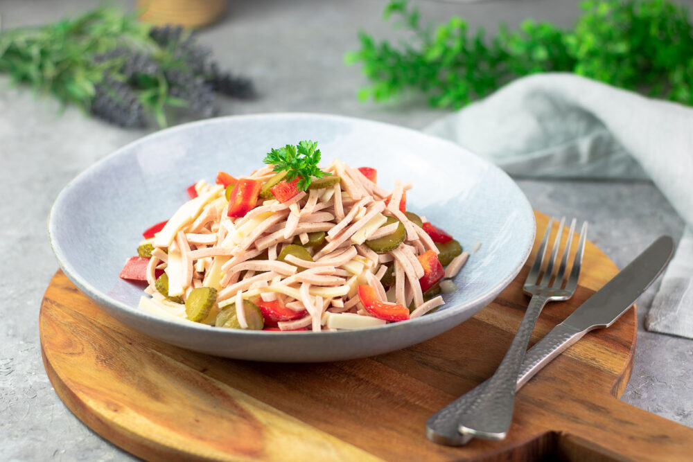 Der Wurstsalat ist perfekt für den Sommer und auch noch Low Carb! Mittagessen ohne Kochen