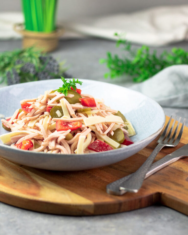 Wurstsalat mit Käse, saure Gurken und Paprika | Low Carb und Lecker!