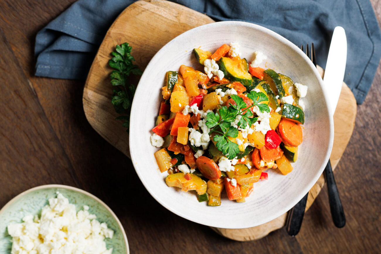 Zucchini-Karotten Pfanne mit Feta – Gesundes Low Carb Mittagessen!