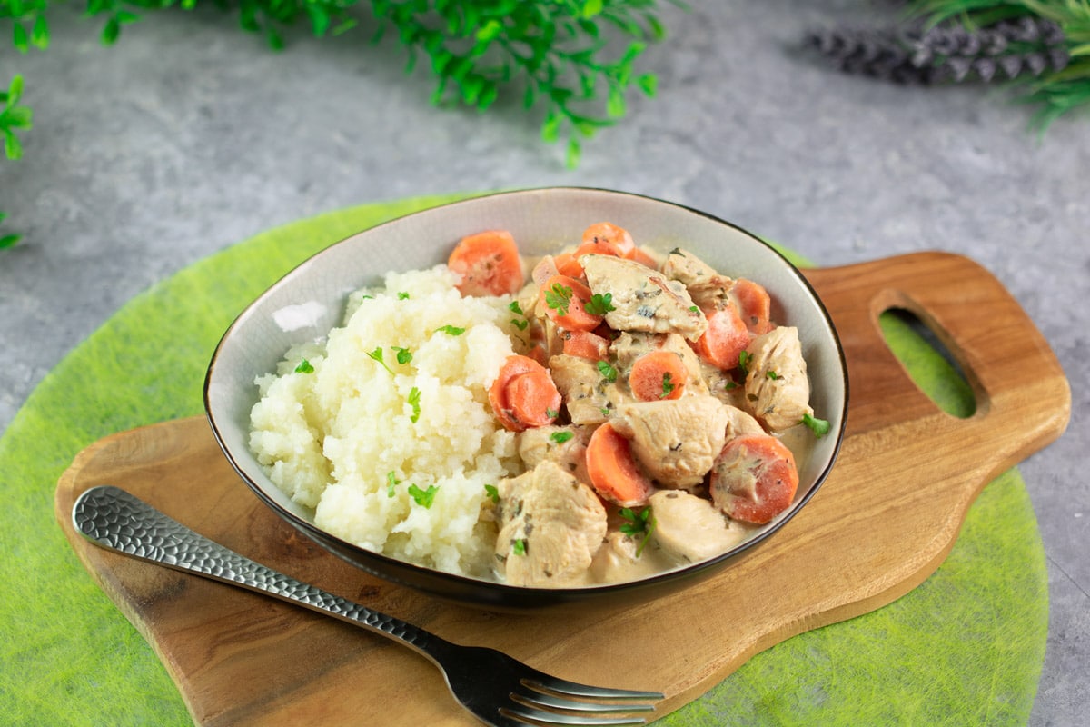 Low Carb Karotten-Hähnchen-Geschnetzeltes mit Blumenkohl-Reis