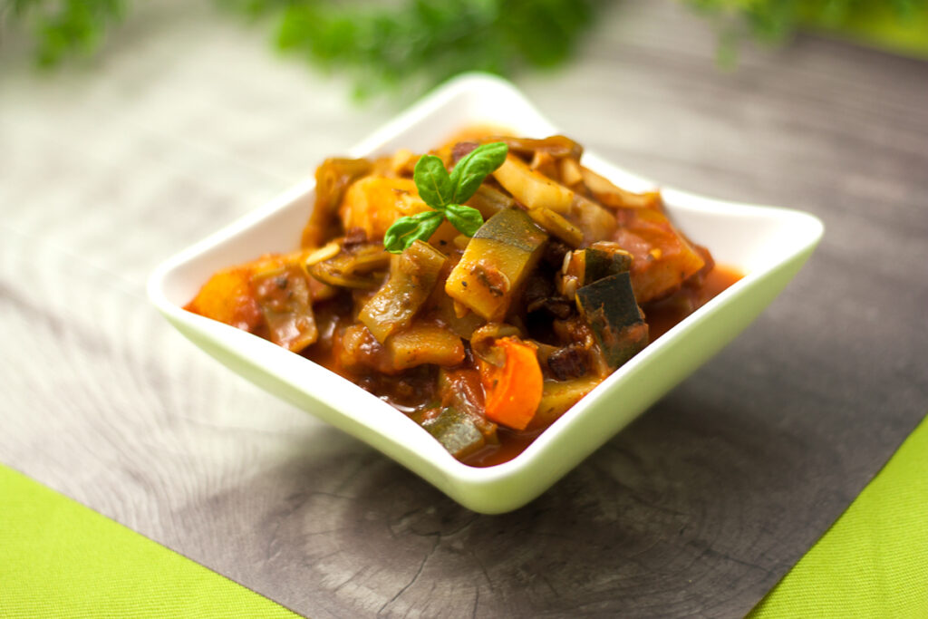 Der Stangenbohnen-Eintopf ist ein leckerer und unkomplizierter Eintopf. Das Gericht lässt sich einfach kochen und ist gesund.