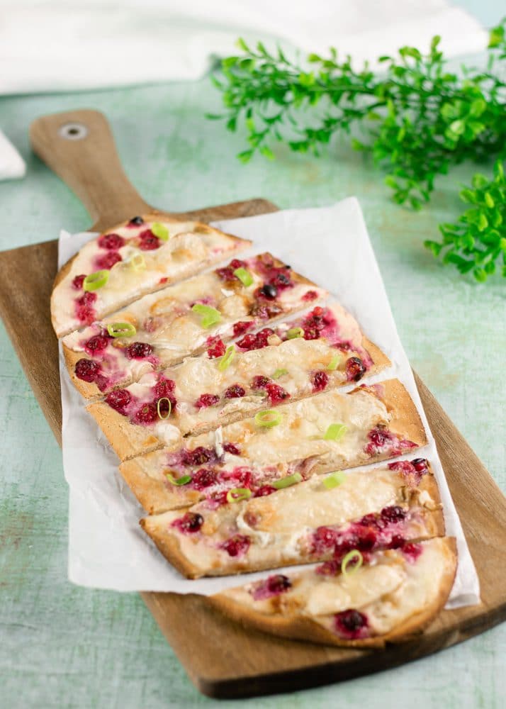 Flammkuchen mit Camembert und Johannisbeeren