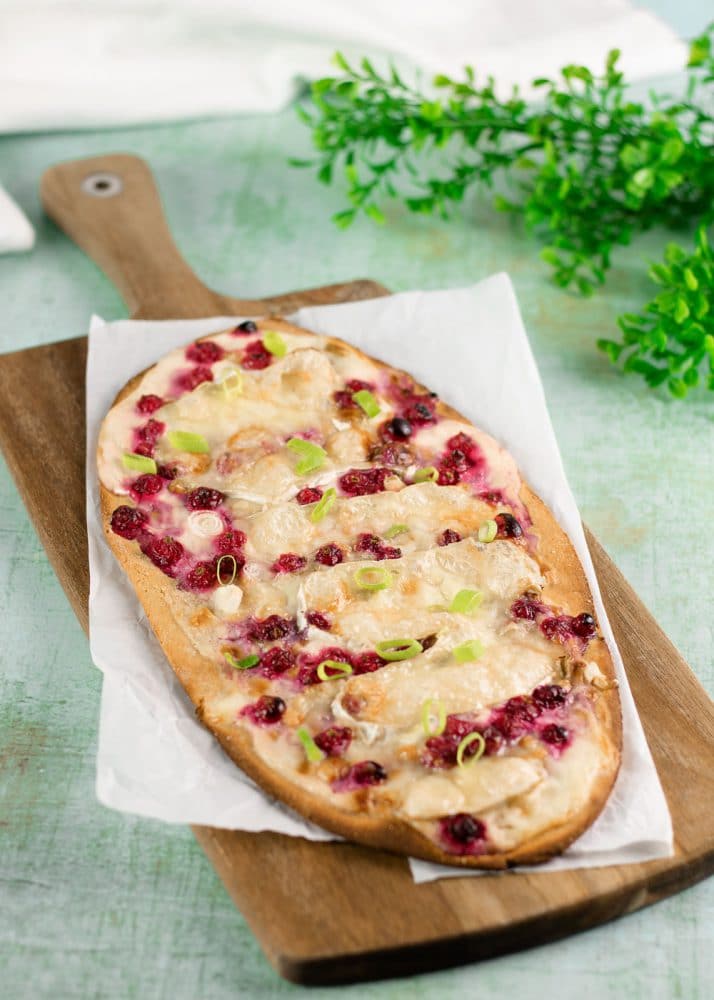 Der Johannisbeer-Flammkuchen mit Camembert und Johannisbeeren ist lecker, deftig süß und Low Carb sowie glutenfrei.