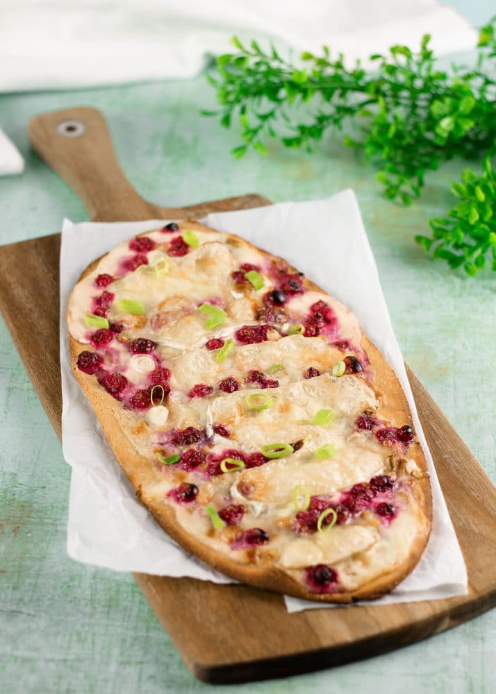 Der Flammkuchen mit Camembert und Johannisbeeren ist lecker, deftig süß und Low Carb sowie glutenfrei.