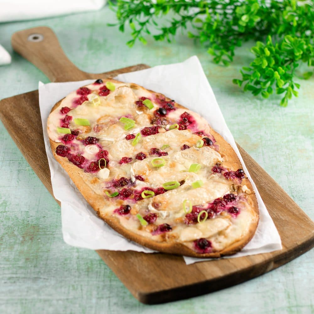 Low Carb Johannisbeer-Flammkuchen mit deftigem Camembert