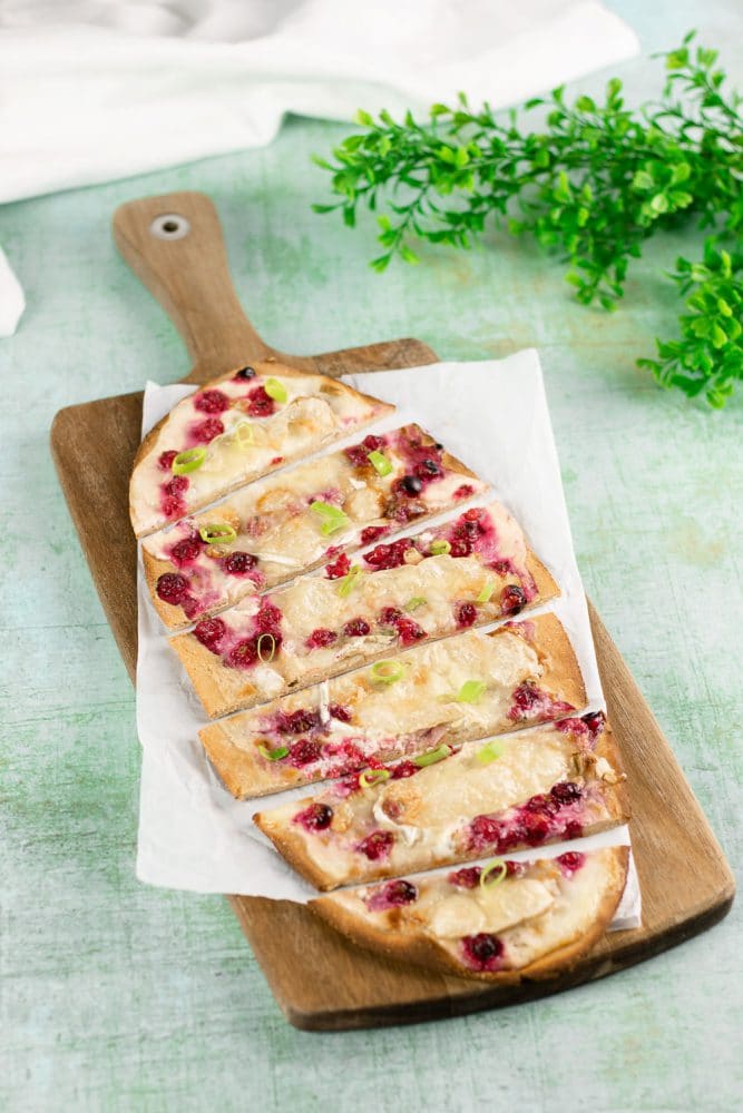 Der Johannisbeeren-Flammkuchen mit Camembert ist lecker, deftig süß und Low Carb sowie glutenfrei.