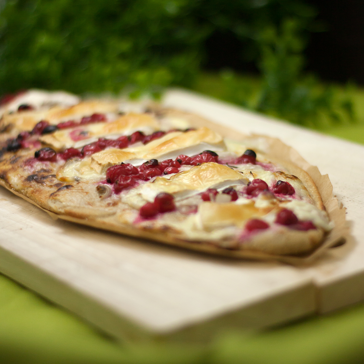 Flammkuchen mit Camembert und Johannisbeeren