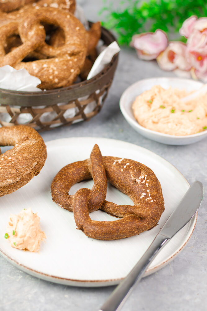 Low Carb Brezeln mit Obatzter - ein perfektes Vesper!