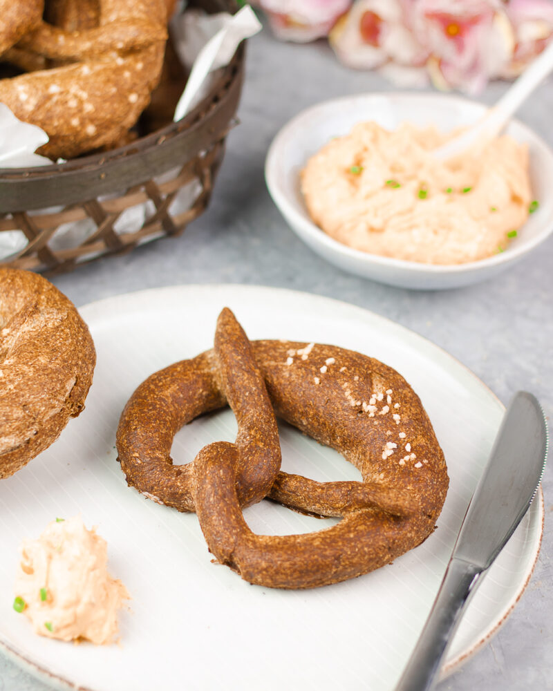 Low Carb Brezeln mit Obatzter