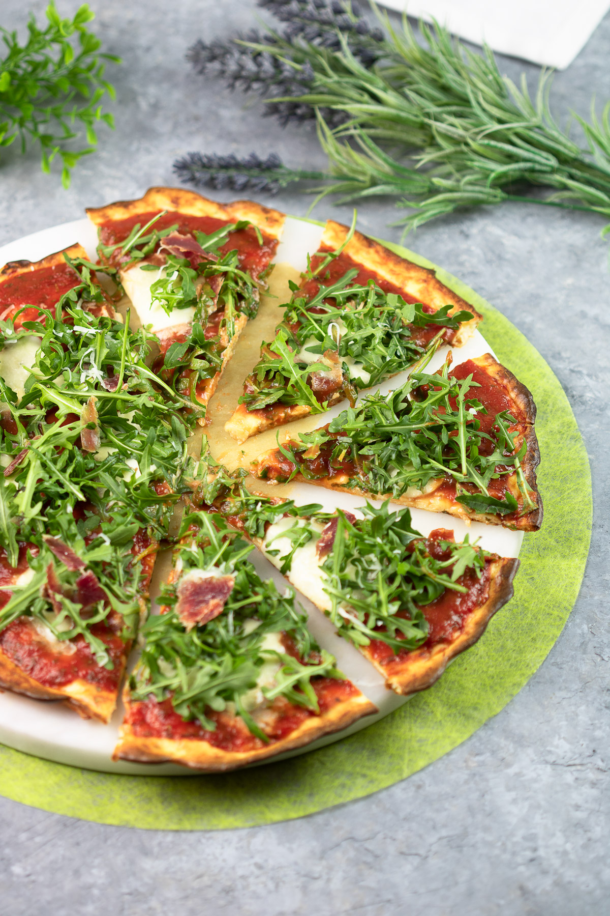 Die Käseboden-Pizza ist ein leckeres Low Carb Gericht. Das Rezept ist schnell gekocht und schmeckt einfach klasse!