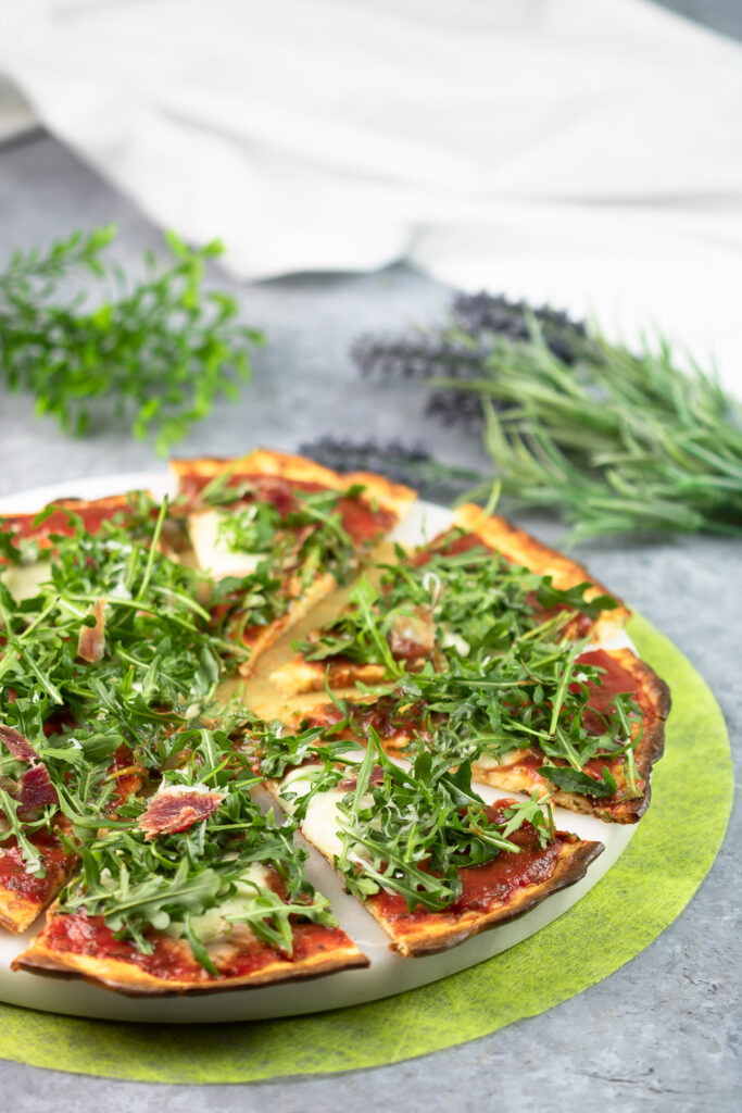 Die Käseboden-Pizza ist ein leckeres Low Carb Gericht. Das Rezept ist schnell gekocht und schmeckt einfach klasse!