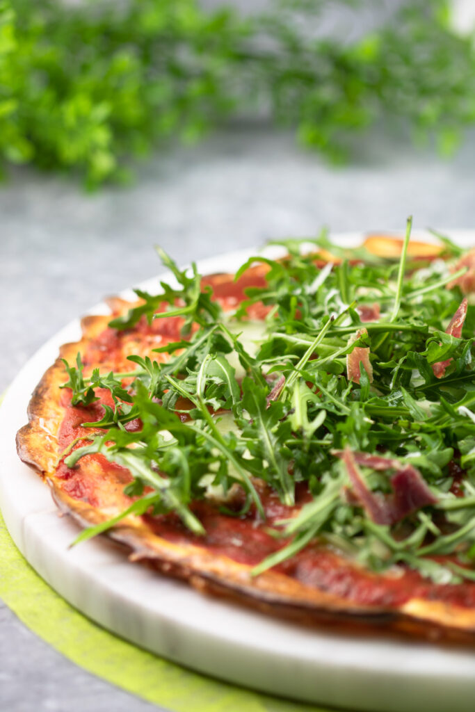 Die Käseboden-Pizza ist ein leckeres Low Carb Gericht. Das Rezept ist schnell gekocht und schmeckt einfach klasse!