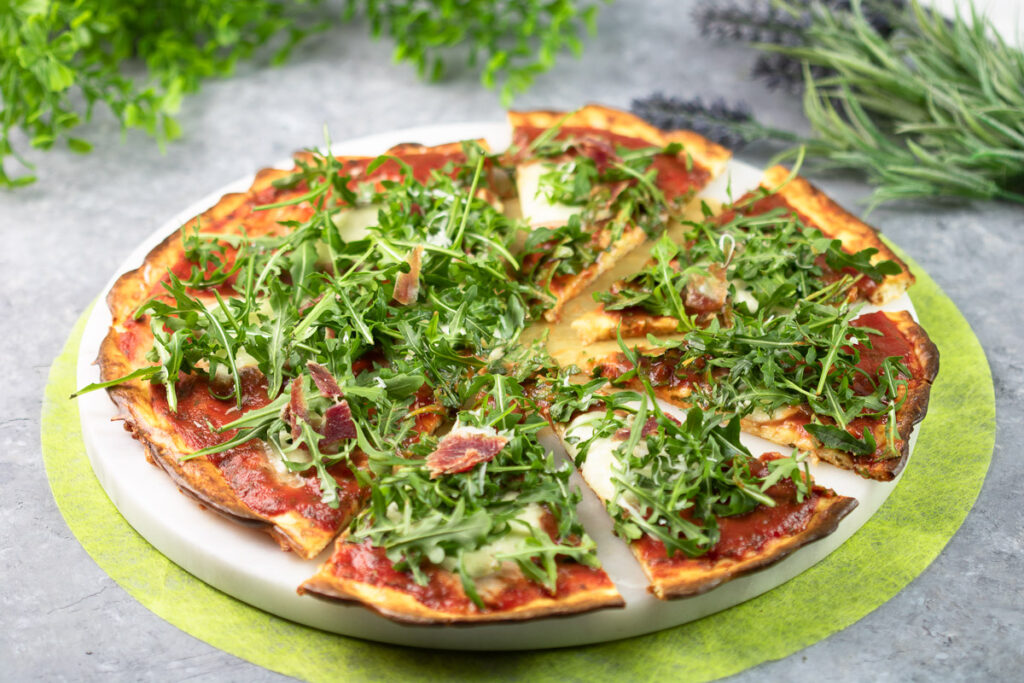 Die Käseboden-Pizza ist ein leckeres Low Carb Gericht. Das Rezept ist schnell gekocht und schmeckt einfach klasse!