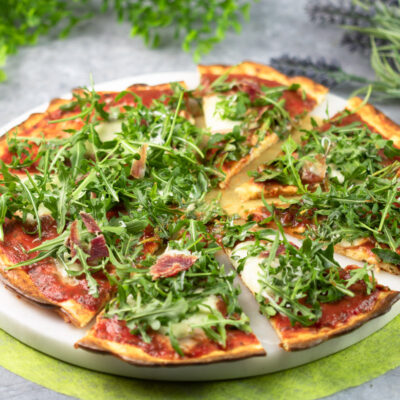 Die Käseboden-Pizza ist ein leckeres Low Carb Gericht. Das Rezept ist schnell gekocht und schmeckt einfach klasse!