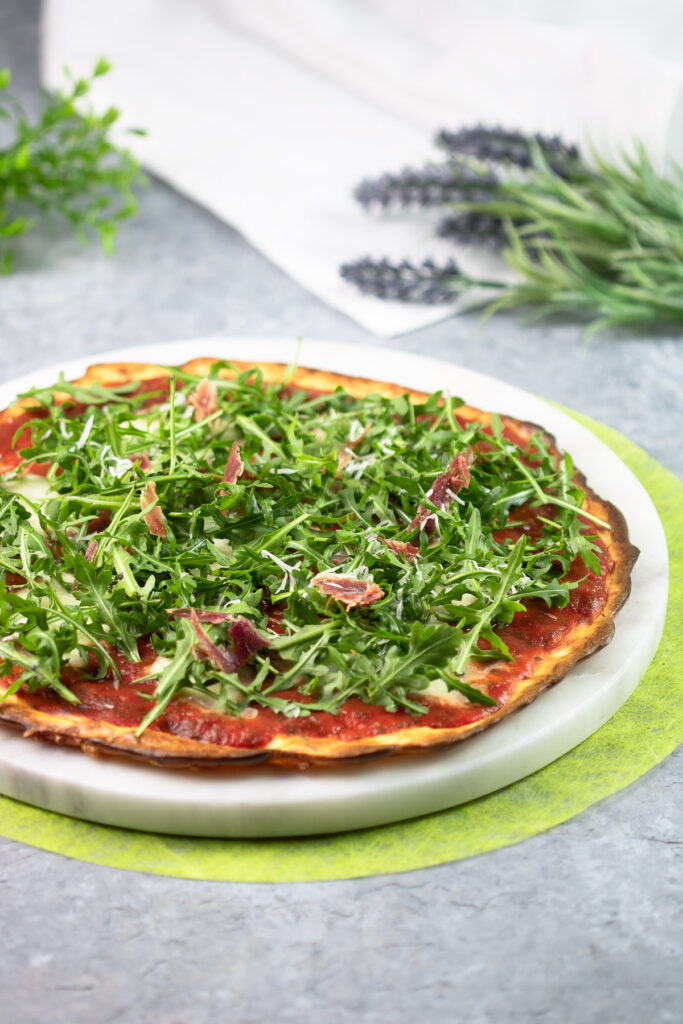 Die Käseboden-Pizza ist ein leckeres Low Carb Gericht. Das Rezept ist schnell gekocht und schmeckt einfach klasse!