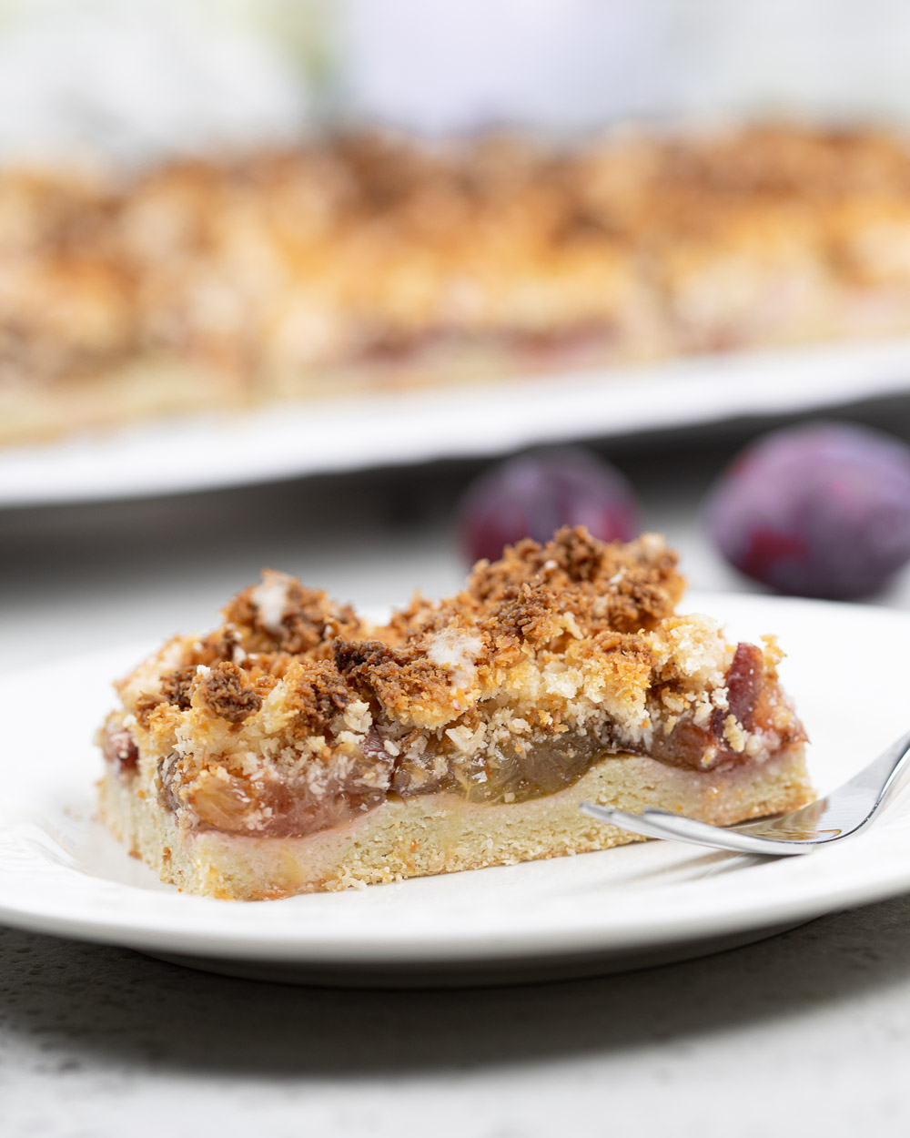 Nussfreier Low Carb Zwetschgenkuchen mit Kokosstreusel