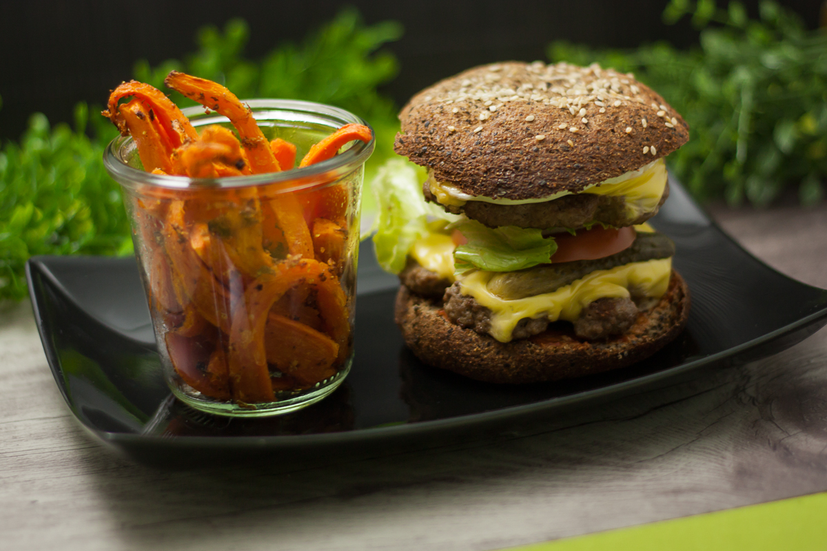 Low Carb Double-Cheeseburger mit Karotten-Sticks