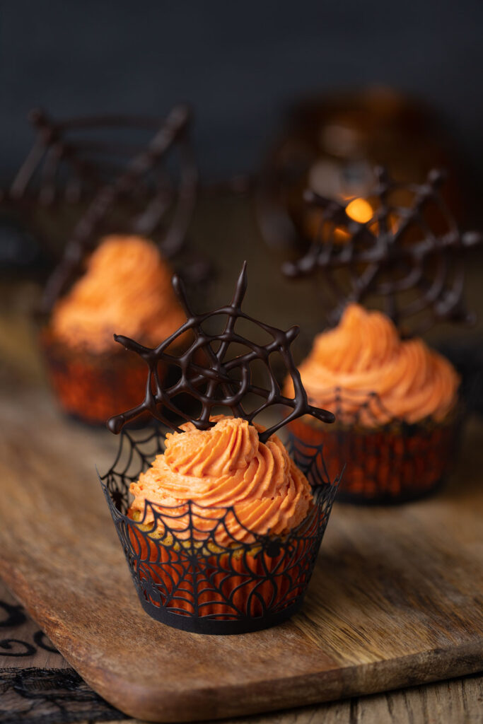 Low Carb Kürbis-Cupcakes mit Schoko-Spinnennetze