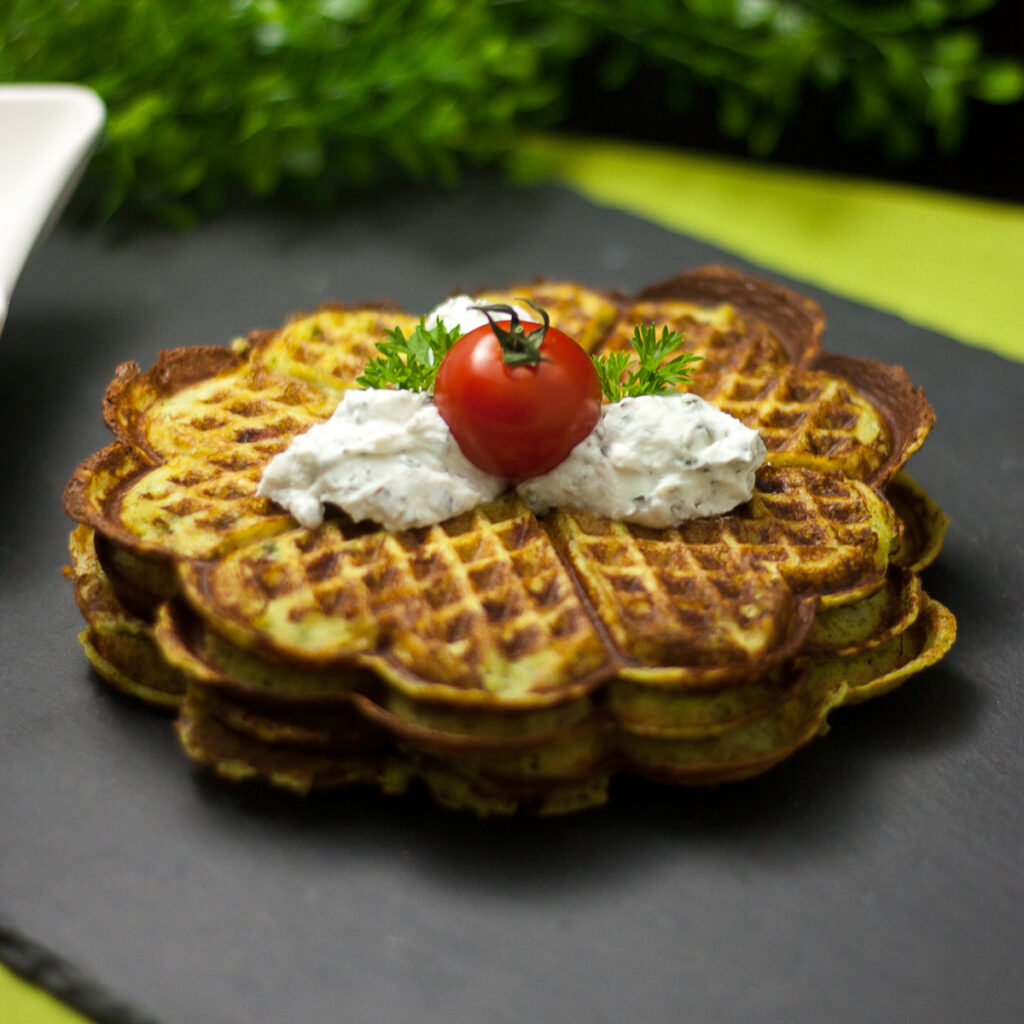 Deftige Zucchini-Waffeln mit Speck und Parmesan