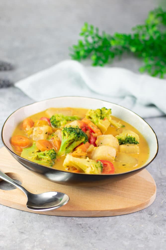 Der Kunterbunte Gemüseeintopf ist Low Carb, vegan und glutenfrei. Das Rezept ist einfach zu kochen und schmeckt am besten im Herbst.