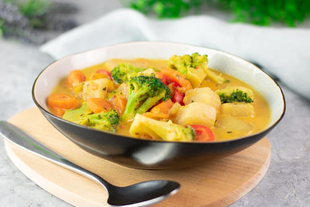 Der Kunterbunte Gemüse-Eintopf ist Low Carb, vegan und glutenfrei. Das Rezept ist einfach zu kochen und schmeckt am besten im Herbst.