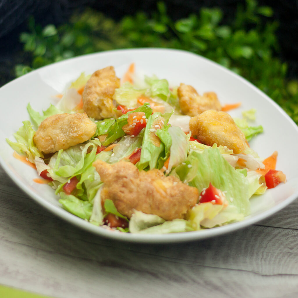 Der Chickenburger Salat ist ein leckerer Low Carb Salat mit einer Sweet-Chili-Soße