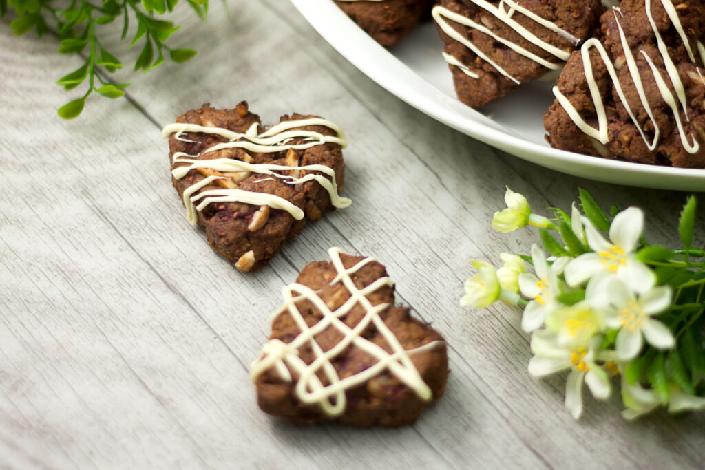 Die Himbeer-Mandel-Herzen sind leckere Low Carb Kuchen!