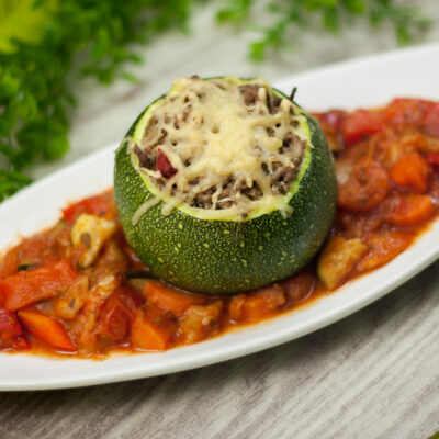 Die gefüllte Zucchini ist ein echter Low Carb Klassiker!