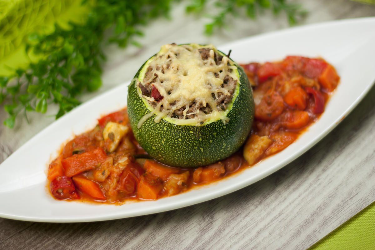 Köstlich & Low Carb: Gefüllte Zucchini im Gemüsebett