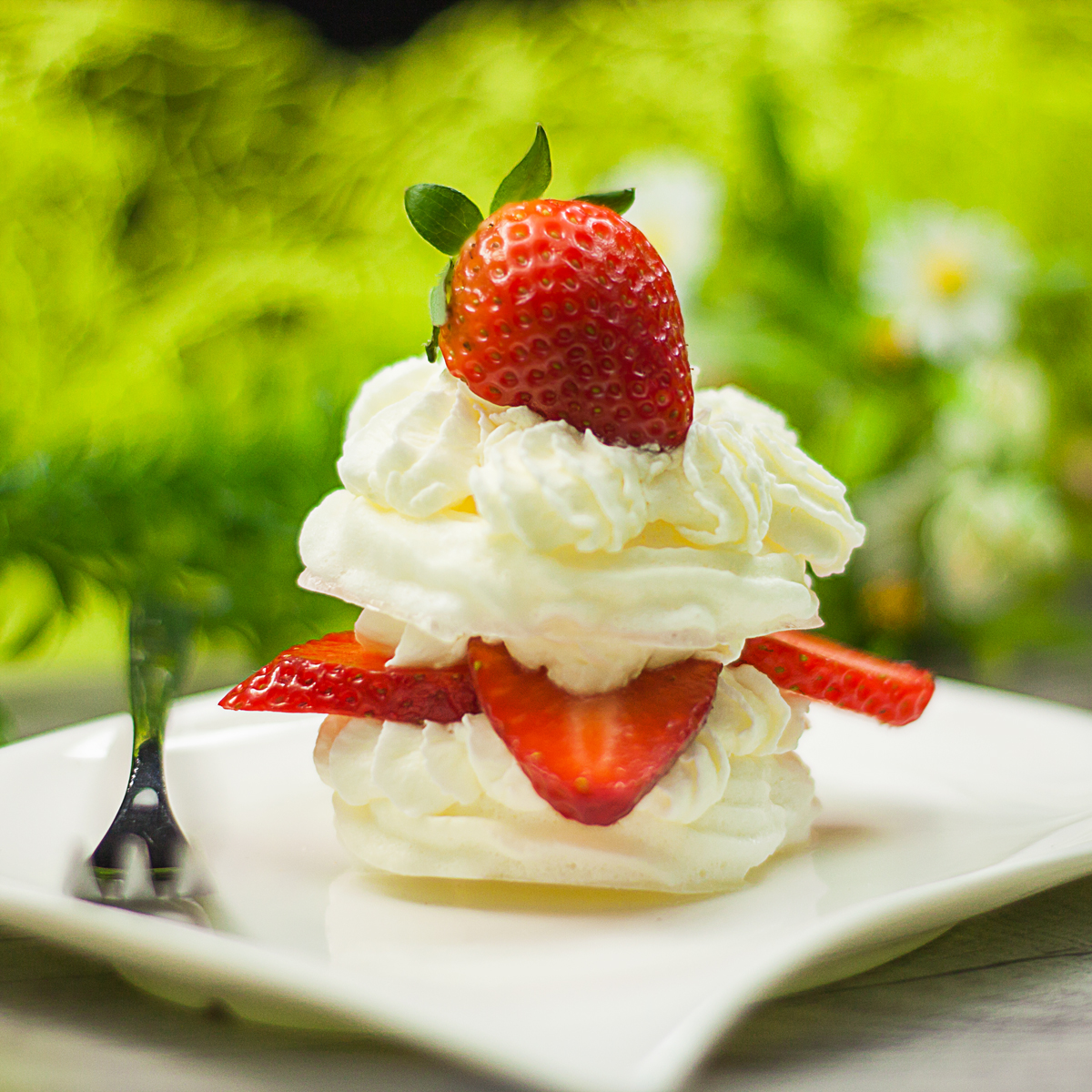 Low Carb Pavlova mit Sahne und frischen Erdbeeren