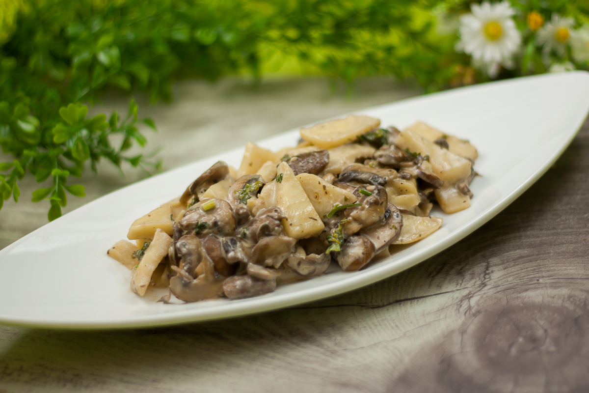 Die Sellerie-Pilz-Pfanne ist ein leckeres Herbstgericht ohne Zucker, ohne Mehl und ohne Kohlenhydrate.