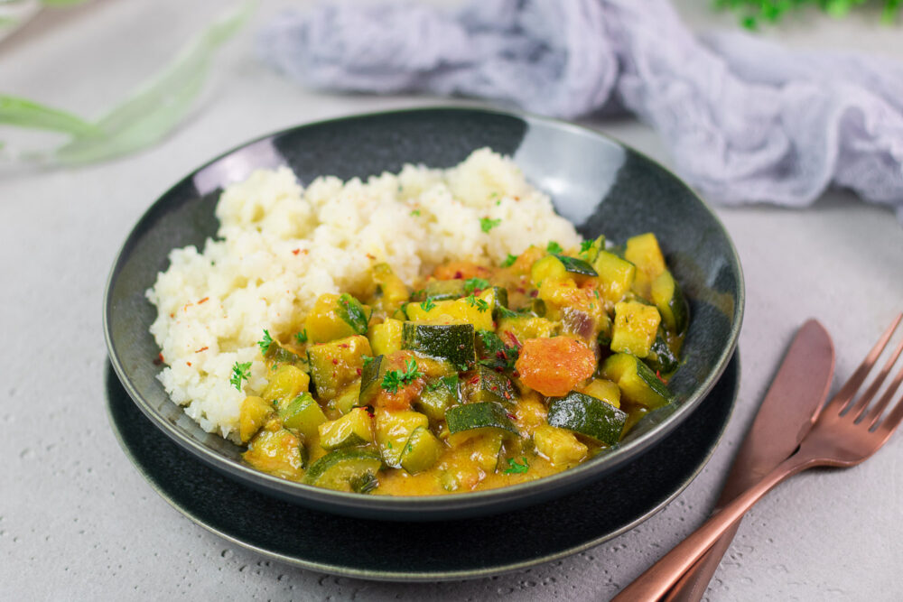 Das Zucchini-Curry ist lecker, vegan, glutenfrei und Low Carb.