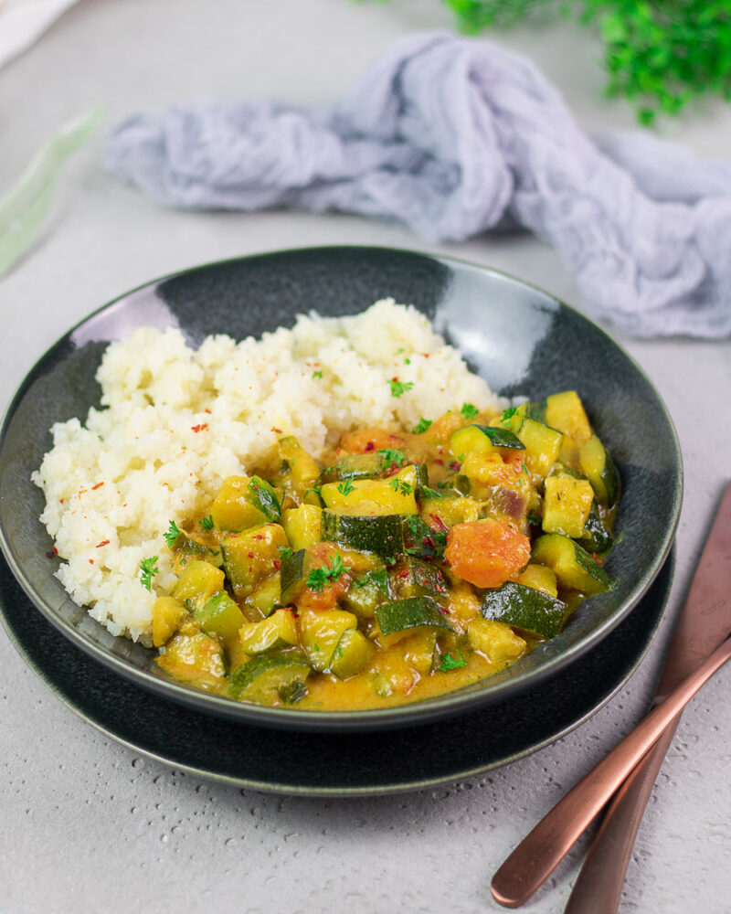 Fruchtiges Low Carb Zucchini-Curry