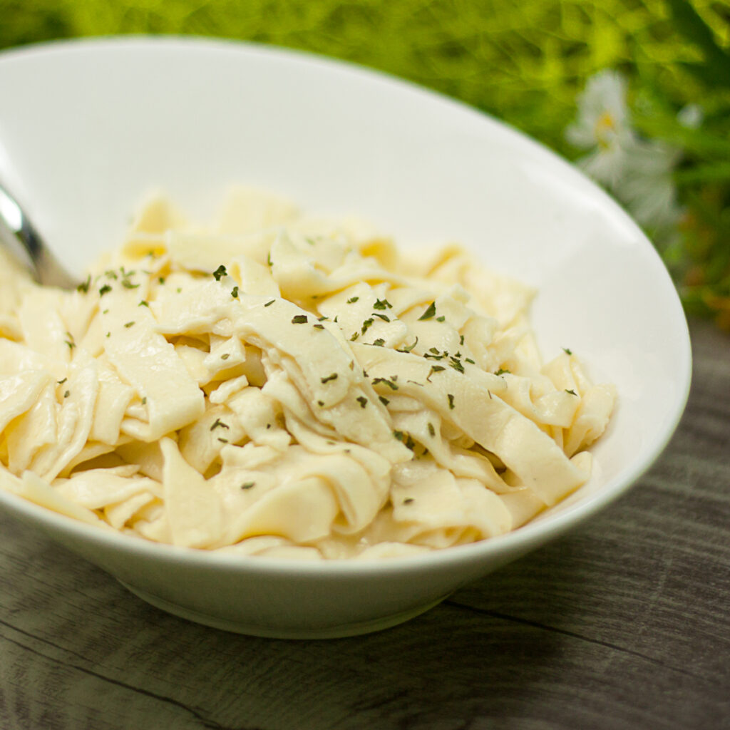 Die Quarknudeln sind eine tolle Low Carb Alternative zum Pastaklassiker. Sie sind zudem auch noch glutenfrei und ohne Soja.