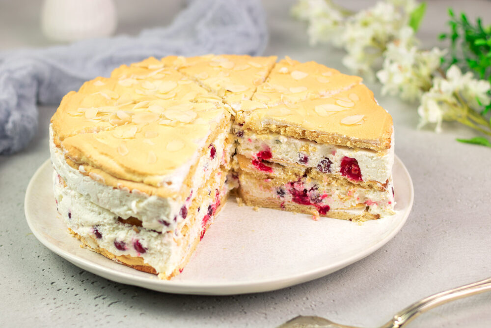 DIe Johannisbeer-Baiser-Torte ist eine leckere Torte ohne Zucker und ohne Mehl.