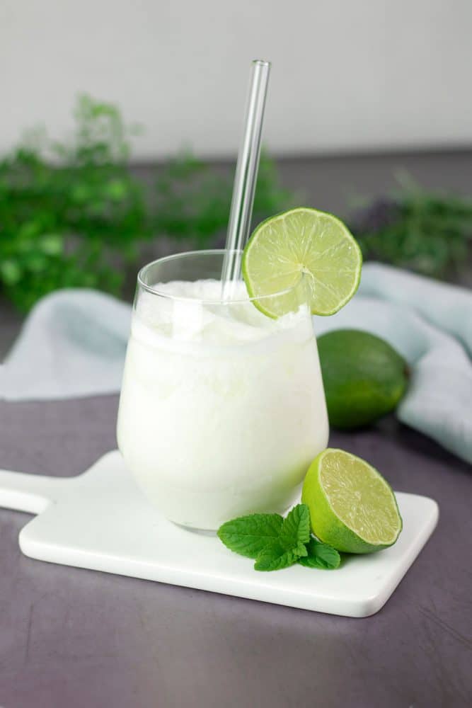 Der Limetten-Lassi ist ein flüssiges Low Carb Dessert, welches perfekt erfrischt im Sommer