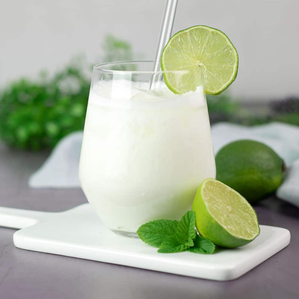 Der Limetten-Lassi ist ein flüssiges Low Carb Dessert, welches perfekt erfrischt im Sommer