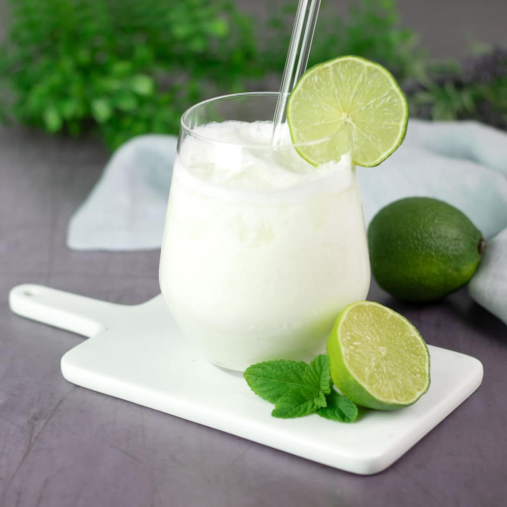 Der Limetten-Lassi ist ein flüssiges Low Carb Dessert, welches perfekt erfrischt im Sommer