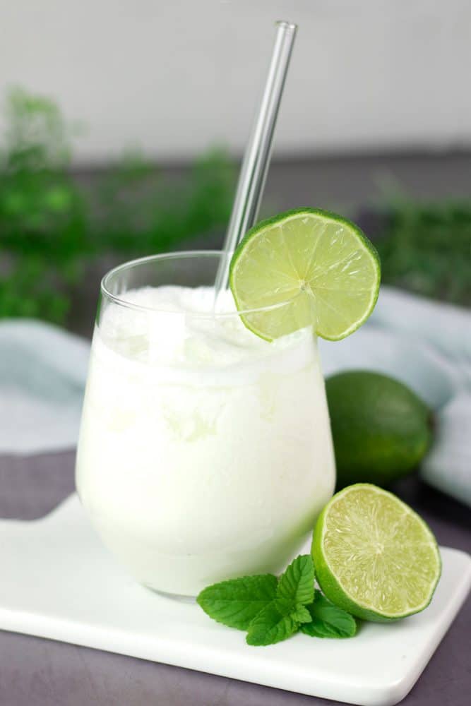 Der Limetten-Lassi ist ein flüssiges Low Carb Dessert, welches perfekt erfrischt im Sommer