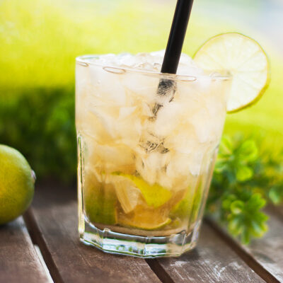 Der Low Carb Caipirinha ist ein leckerer sommerlicher Cocktail. Das Rezept ist zudem glutenfrei.